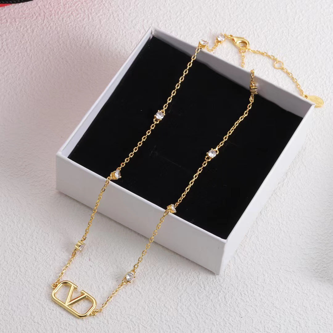 Fashionable V Letter Rhinestone Necklace for Women, French Chic Minimalist Everyday Versatile Choker Chain