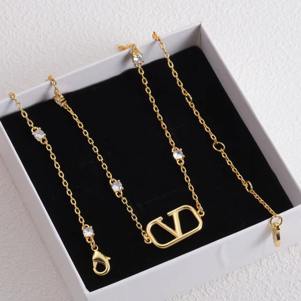 Fashionable V Letter Rhinestone Necklace for Women, French Chic Minimalist Everyday Versatile Choker Chain
