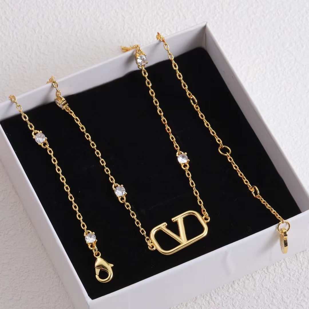 Fashionable V Letter Rhinestone Necklace for Women, French Chic Minimalist Everyday Versatile Choker Chain
